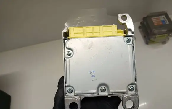 Subaru Outback Airbag control unit/module 98221AJ25A XPT0N371877 TN1503008130