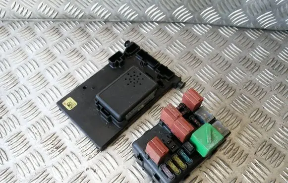 Ford Mondeo MK II Fuse module 93BG14K150AD SAEPA6GB20GF10