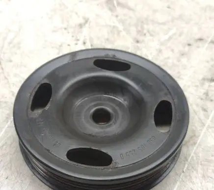 Volkswagen Golf V Crankshaft pulley 03D105255D