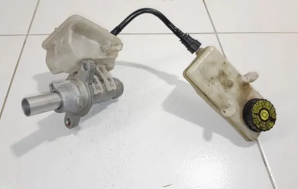 Citroen C4 II Master brake cylinder Y24879