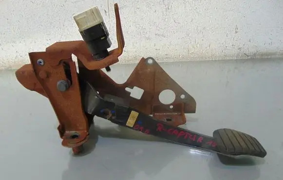 Renault Captur Brake pedal