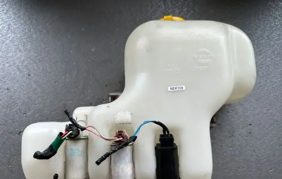 Nissan Patrol Y61 Windshield washer fluid reservoir/tank 28910VB200