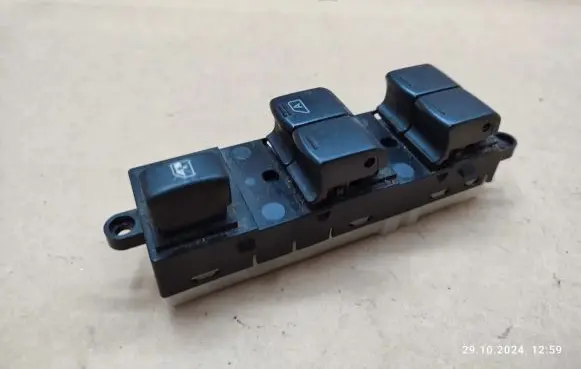 Nissan Qashqai Electric window control switch 25401BR00A