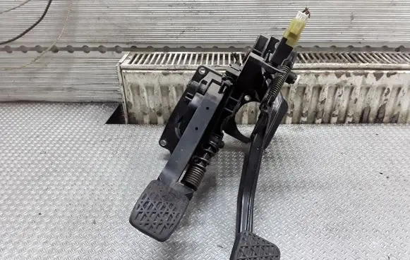 Mercedes-Benz B W245 Pedal assembly 