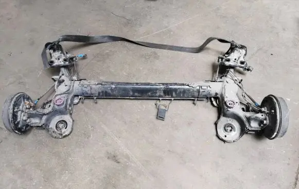 Peugeot 208 I Rear axle beam 