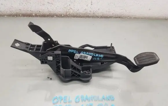 Opel Grandland X Brake pedal 9807994480