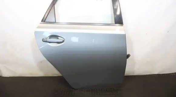 Toyota Auris E210 Rear door