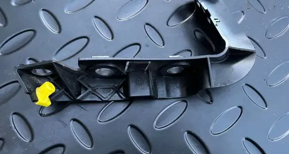 Front bumper mounting bracket