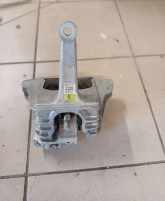 Engine mount bracket