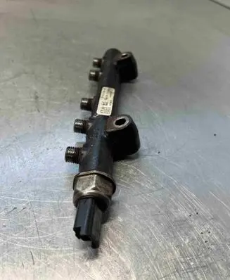 Volvo V70 Fuel main line pipe ---