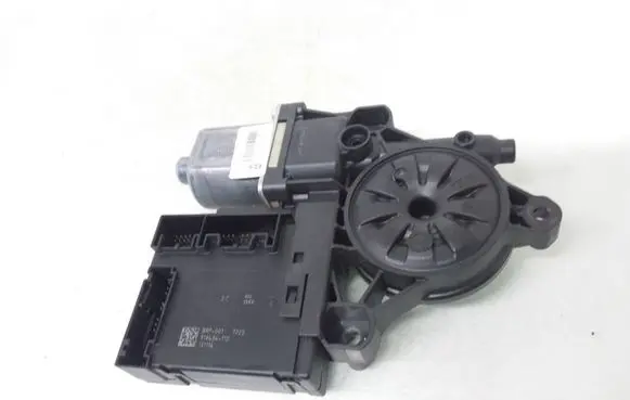 Volkswagen PASSAT B7 Front door window regulator motor 3AA959702A 3C0959792C