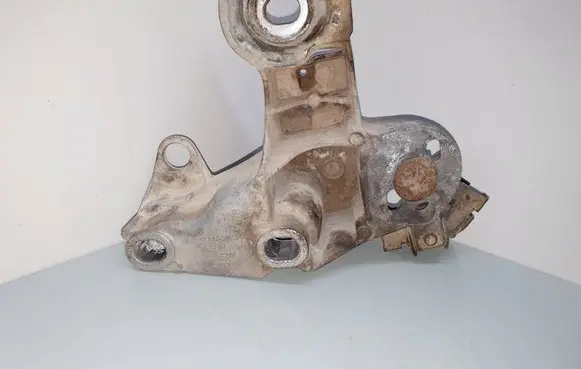Volkswagen PASSAT B5.5 Engine mounting bracket 4B0199352B