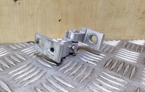 Volkswagen Tiguan Front door upper hinge 5N0831402A