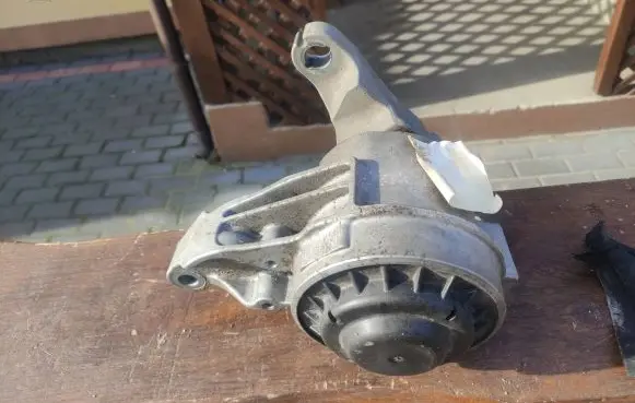 Ford Mondeo MK V Engine mount bracket DS736F012GG W201110