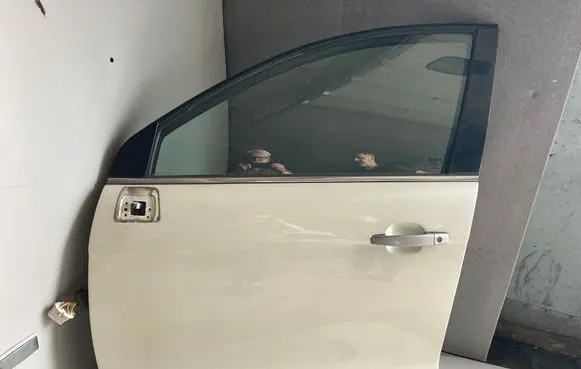 Chevrolet Captiva Front door