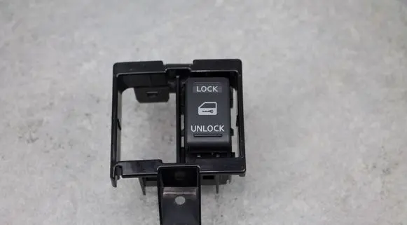 Nissan X-Trail T31 Central locking switch button 
