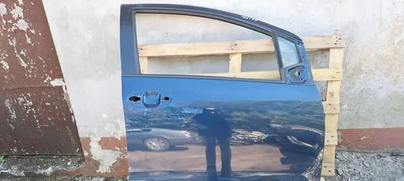 Toyota Yaris Front door