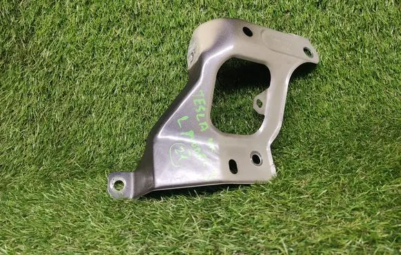 Tesla Model 3 Fender mounting bracket 10861700D 1086017