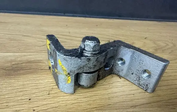 Skoda Octavia Mk2 (1Z) Rear door lower hinge 1Z0833412B