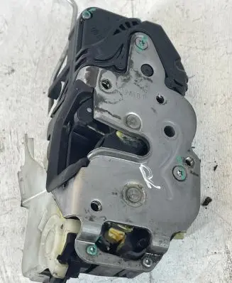 Opel Insignia A Front door lock 13503150