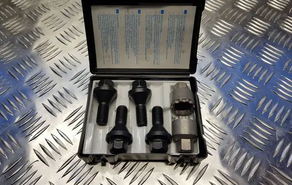 Alfa Romeo Giulia Anti-theft wheel nuts and lock 50547096 68353605AA