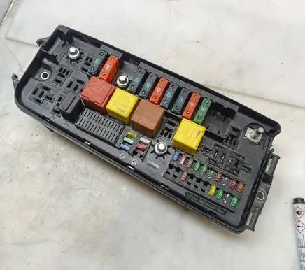 Opel Vectra C Fuse module 13112917 62BXSX 038497