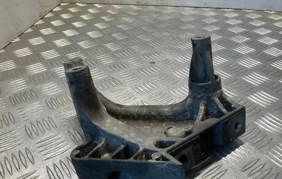 Volkswagen Golf VII Engine mounting bracket 04L199207
