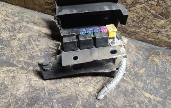 Opel Antara Relay mounting block 