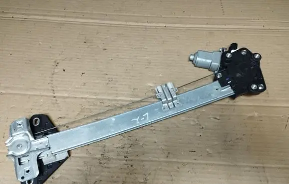 Rear door manual window regulator