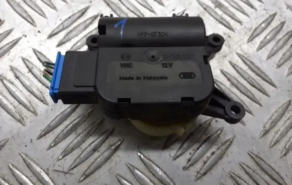 Seat Ibiza III (6L) A/C air flow flap actuator/motor 0132801357