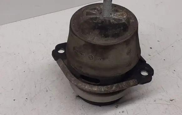 Audi Q7 4L Engine mount bracket 7L8199131A