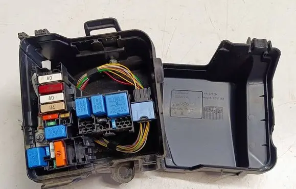 Renault Captur Fuse box set 243825499RU5 243825499R 243809584R