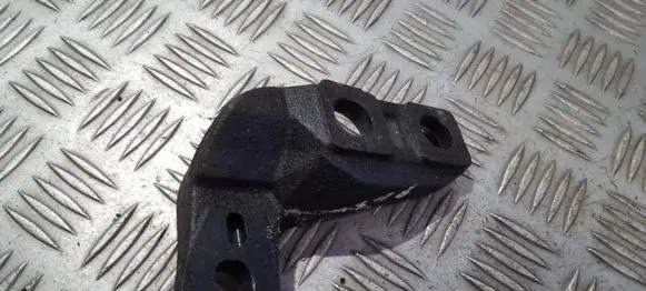 Engine mounting bracket