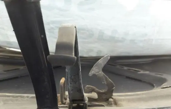 Engine bonnet (hood) release handle