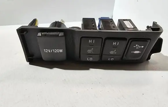 Toyota Auris E180 USB socket connector 0983616 861900D030 585334