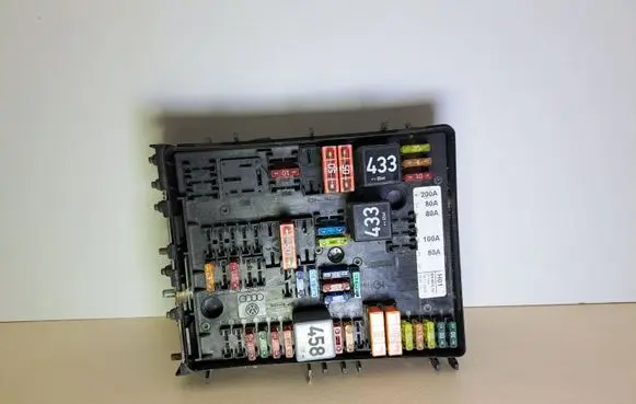 Volkswagen Golf V Fuse module 1K0937124H