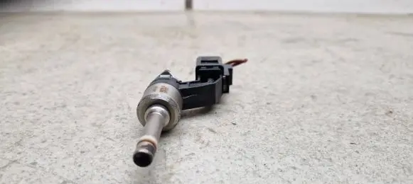Volkswagen Scirocco Fuel injector 03C906