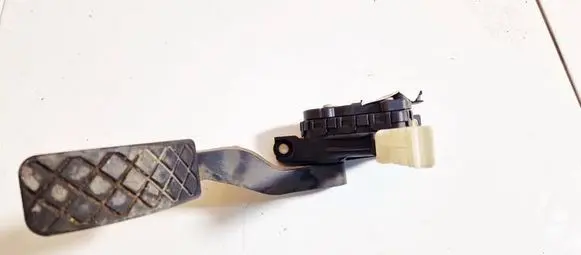 Accelerator throttle pedal
