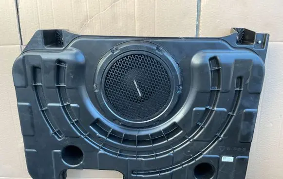 Maserati Levante Subwoofer speaker 670100017
