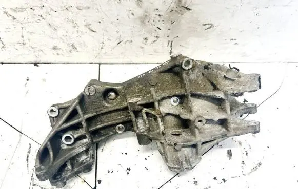 Volkswagen PASSAT B5 Engine mounting bracket
