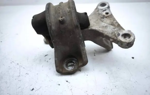 Honda CR-V Engine mount bracket