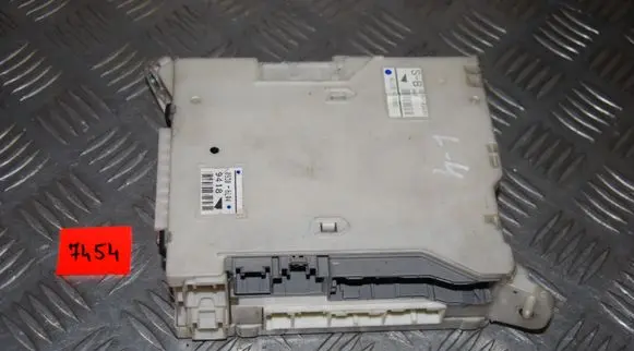 Lexus IS 220D-250-350 Fuse module 8273053050