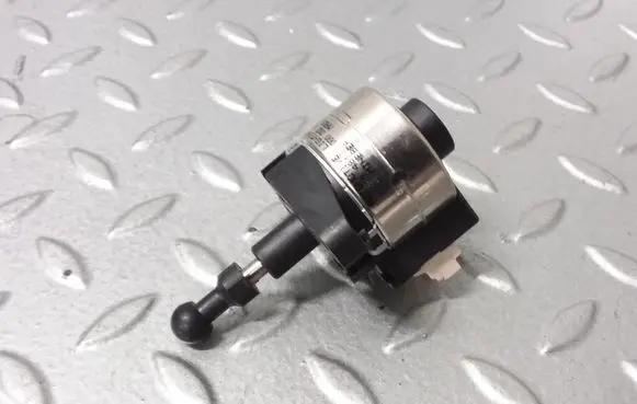 Headlight level adjustment motor