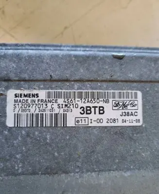 Ford Fiesta Engine control unit/module 4S6112A650NB S120977013C