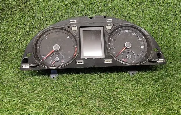 Volkswagen PASSAT B7 Speedometer (instrument cluster) 3AA920970J