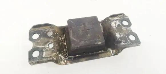 Volkswagen PASSAT B6 Engine mount bracket