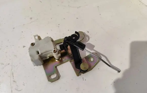 Volkswagen Touareg I Central locking motor 7l6827425
