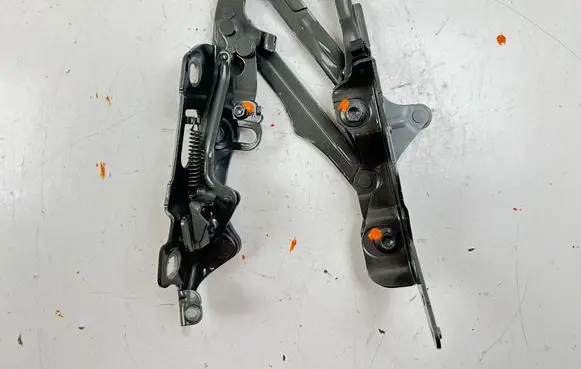 Engine bonnet/hood hinges