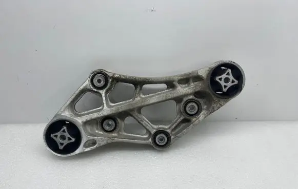 Engine mount bracket