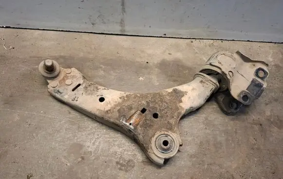 Volvo XC60 Front lower control arm/wishbone 8G9N3A052A